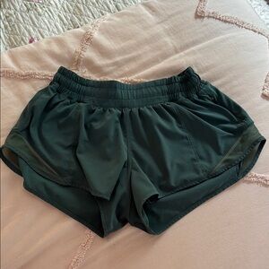 Green lululemon hotty hots 2.5 inch size 4